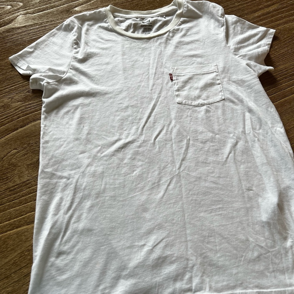 Levi’s woman’s white short sleeve pocket tee small